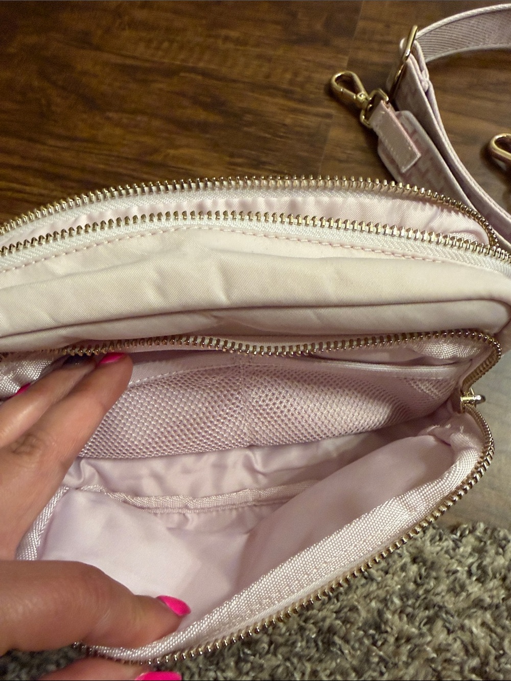 lululemon Everywhere crossbody bag - Blissful pink with Gold Hardware - Picture 10 of 14